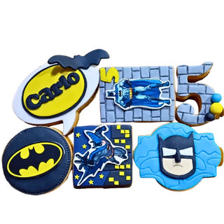 Biscotti decorati a tema Batman personalizzati con logo, maschera e numero 5, ideali per feste di compleanno bambini.