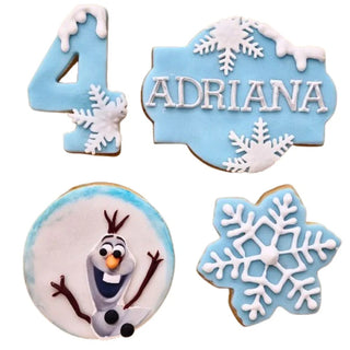 Biscotti decorati a tema Frozen con fiocchi di neve e personaggio Olaf, personalizzati con nome e numero, ideali per feste di compleanno bambini.