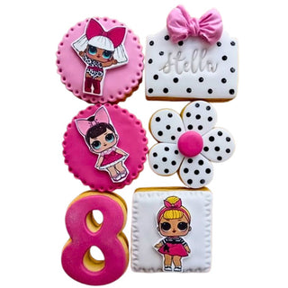 Biscotti decorati a tema LOL Surprise personalizzati con personaggi, fiocchi e numero 8, ideali per feste di compleanno bambine.