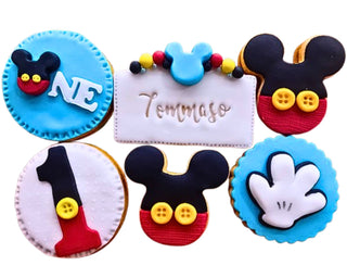 Biscotti decorati a tema Mickey Mouse Topolino in pasta frolla con pasta di zucchero, ideali per feste di compleanno e bambini.