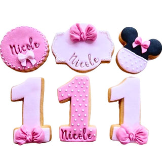 Biscotti decorati a tema Minnie Mouse per nascita e primo compleanno, personalizzati con nome e numero in pasta di zucchero rosa
