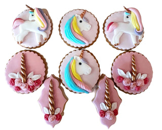 Set di biscotti decorati a tema unicorno per feste di compleanno, realizzati artigianalmente da Berry Cakes a Siracusa. Perfetti per decorazioni a tema bambini, con dettagli in pasta di zucchero colorata e unicorni.