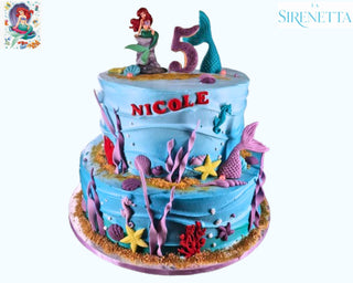 Torta a tema Ariel La Sirenetta decorata in pasta di zucchero, con personaggi marini, numero età e nome personalizzabile, ideale per compleanni a tema Disney.